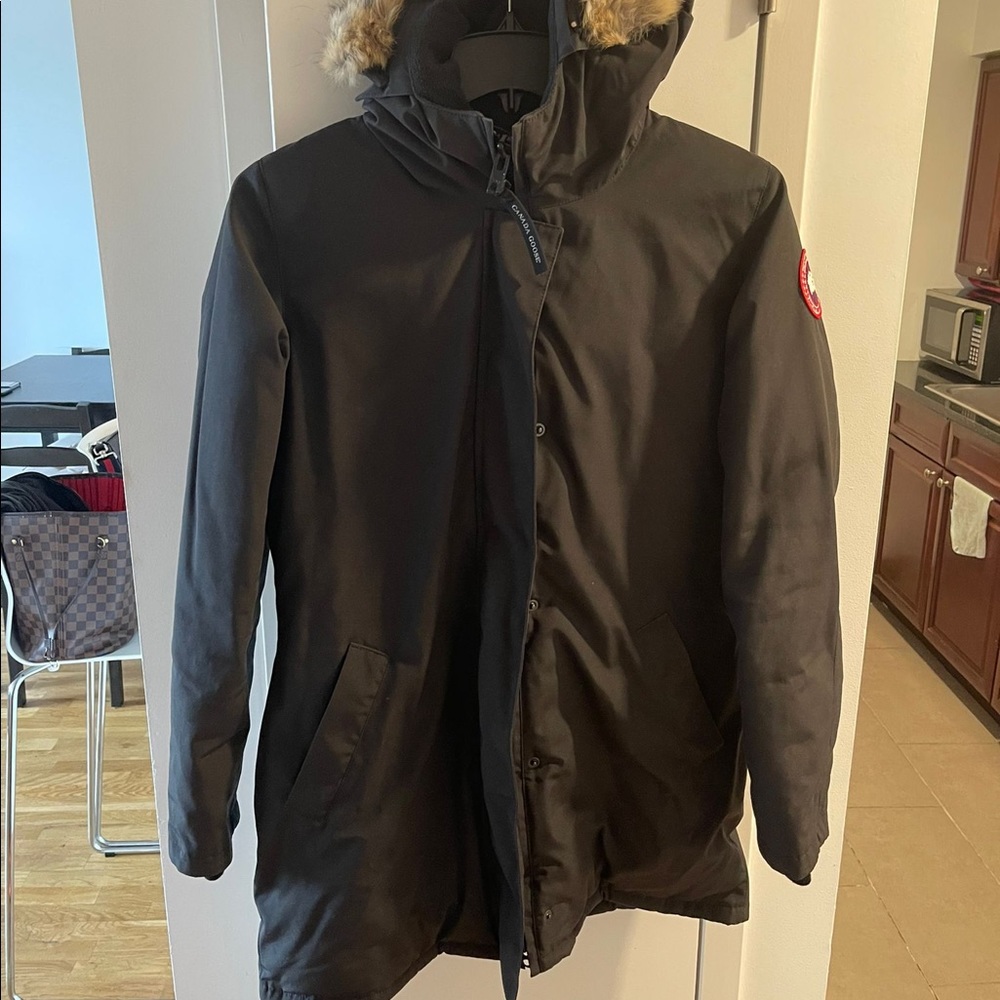 CANADA GOOSE WOMEN COAT SIZE LARGE (STYLE: Victoria Parka). FIRM PRICE!